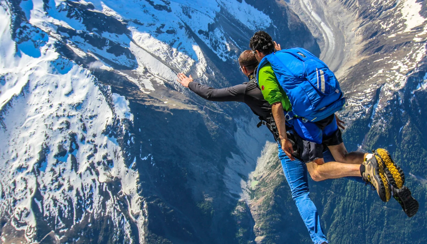 Chute libre en tandem au-dessus des Alpes