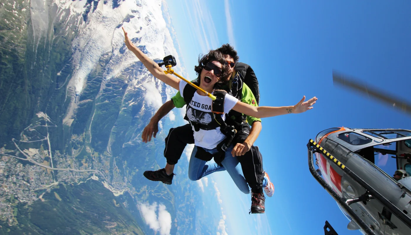 Chute libre en tandem au-dessus des Alpes