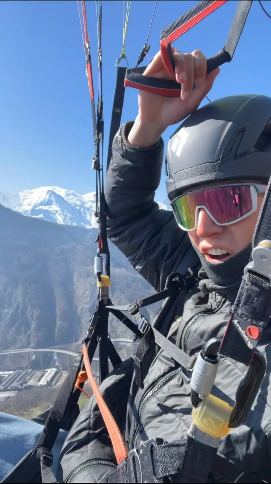 Léo, plieur de voile — Mont Blanc Skydive